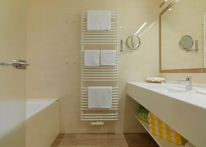 Alpina Zillertal . Family Lifestyle Kinderhotel Fügen