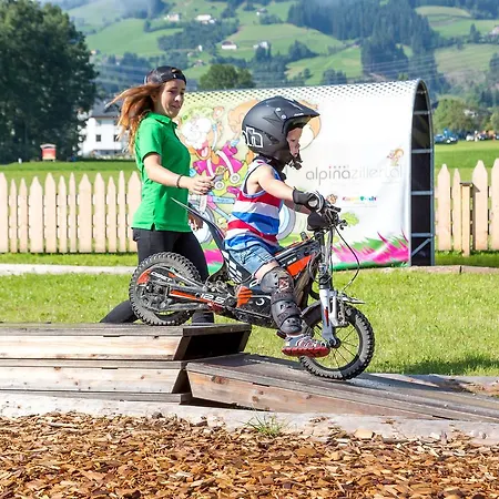 Готель Alpina Zillertal . Family Lifestyle 4*